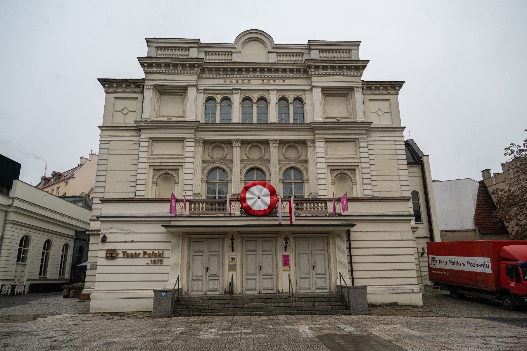 Na zdjęciu budynek teatru widziany od frontu - grafika artykułu