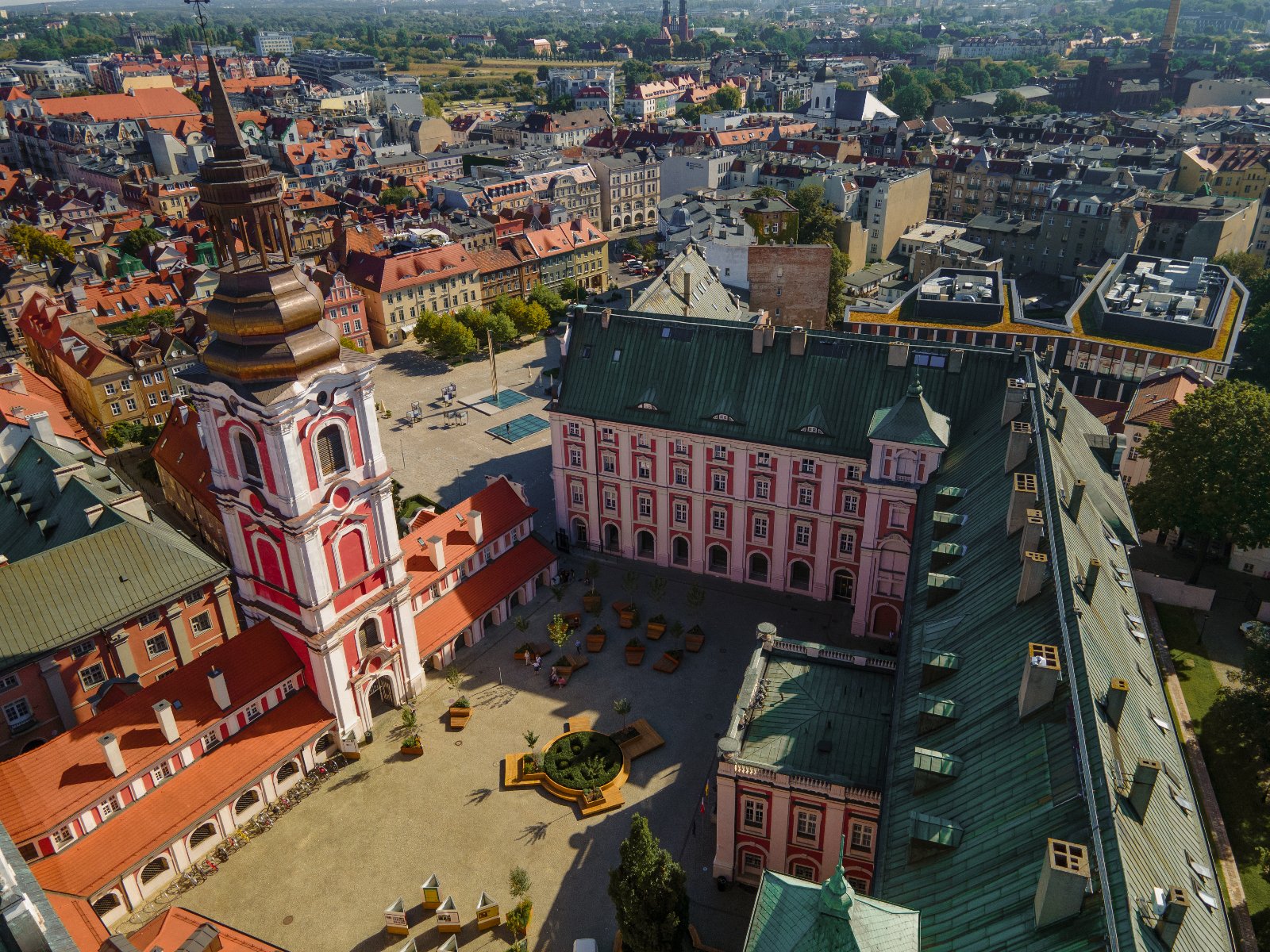 Na zdjęciu panorama Poznania z lotu ptaka, w centrum dziedziniec urzędu i plac Kolegiacki - grafika artykułu