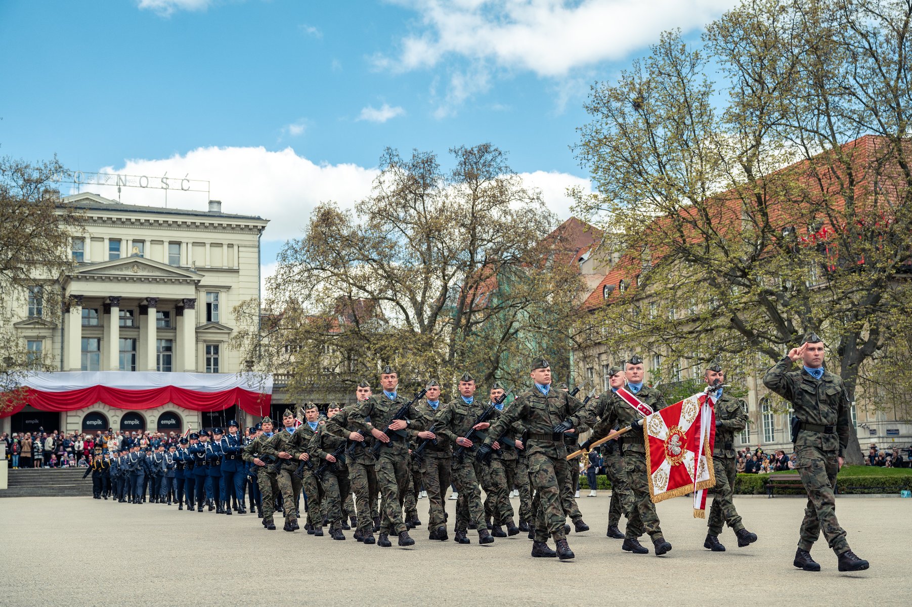 Galeria zdjęć przedstawia obchody Święta Konstytucji 3 Maja w Poznaniu. - grafika artykułu