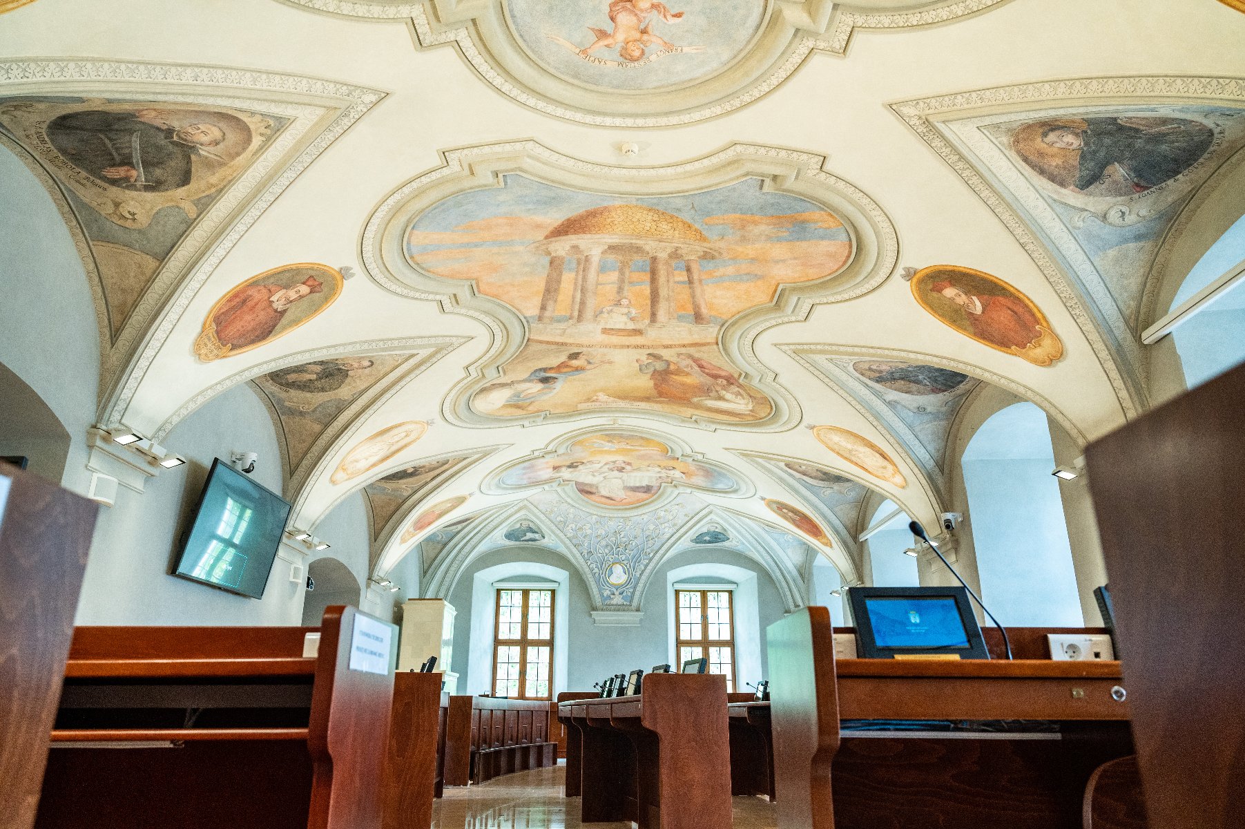 Galeria zdjęć przedstawia barokowe freski i płaskorzeźby na suficie Sali Sesyjnej UMP. - grafika artykułu