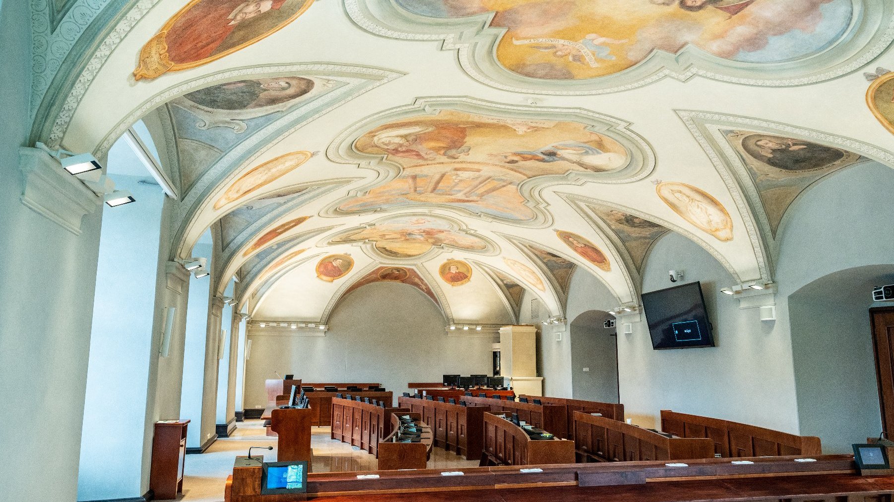Galeria zdjęć przedstawia barokowe freski i płaskorzeźby na suficie Sali Sesyjnej UMP.