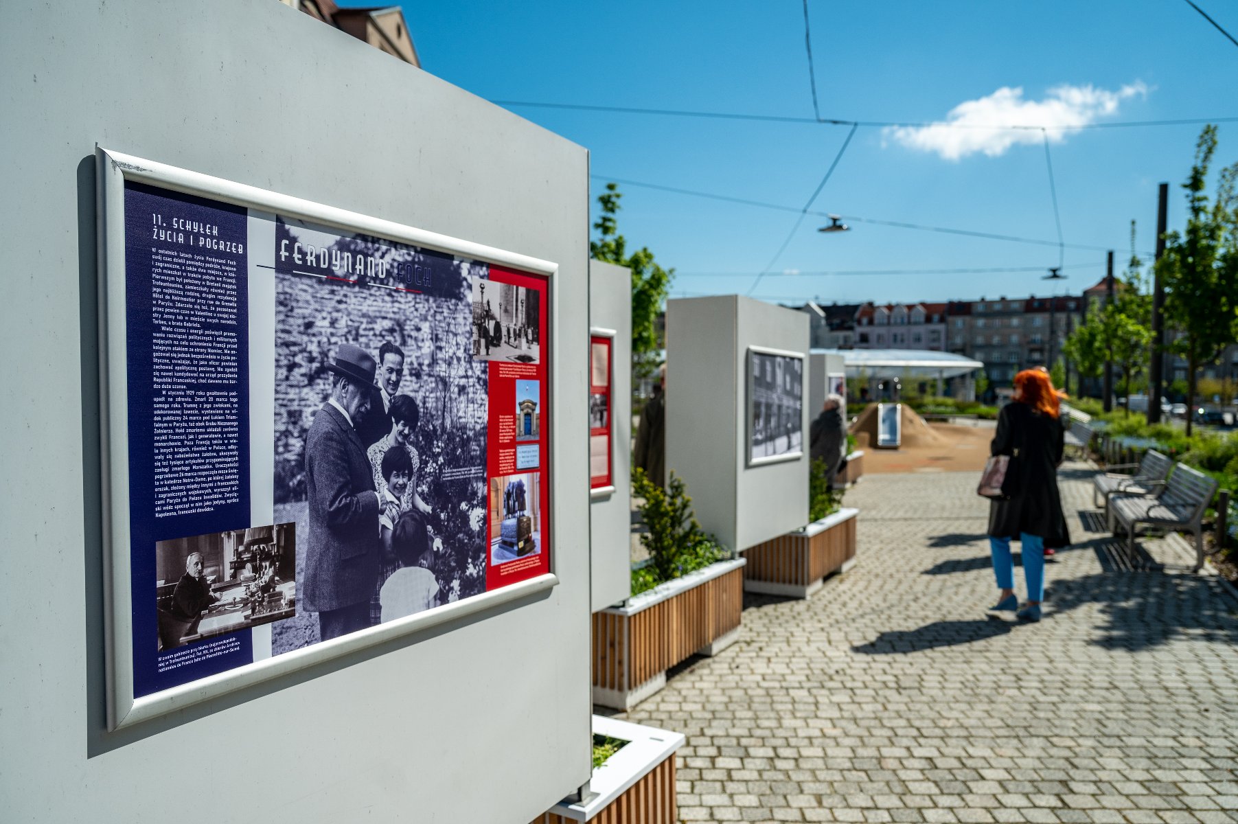 Galeria zdjęć przedstawia otwarcie wystawy o marszałku Fochu. Na fotografiach widać ludzi oglądającyh ekspozycję oraz plansze wystawy z tekstem i zdjęciami. - grafika artykułu