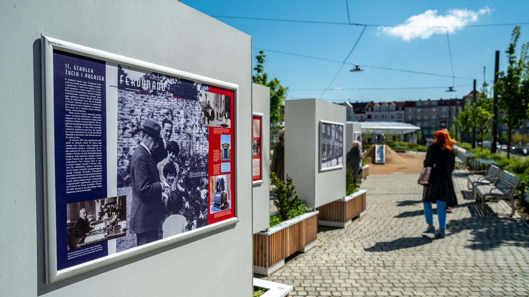 Galeria zdjęć przedstawia otwarcie wystawy o marszałku Fochu. Na fotografiach widać ludzi oglądającyh ekspozycję oraz plansze wystawy z tekstem i zdjęciami.