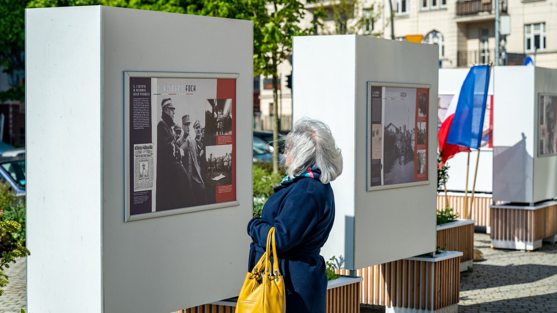 Galeria zdjęć przedstawia otwarcie wystawy o marszałku Fochu. Na fotografiach widać ludzi oglądającyh ekspozycję oraz plansze wystawy z tekstem i zdjęciami.