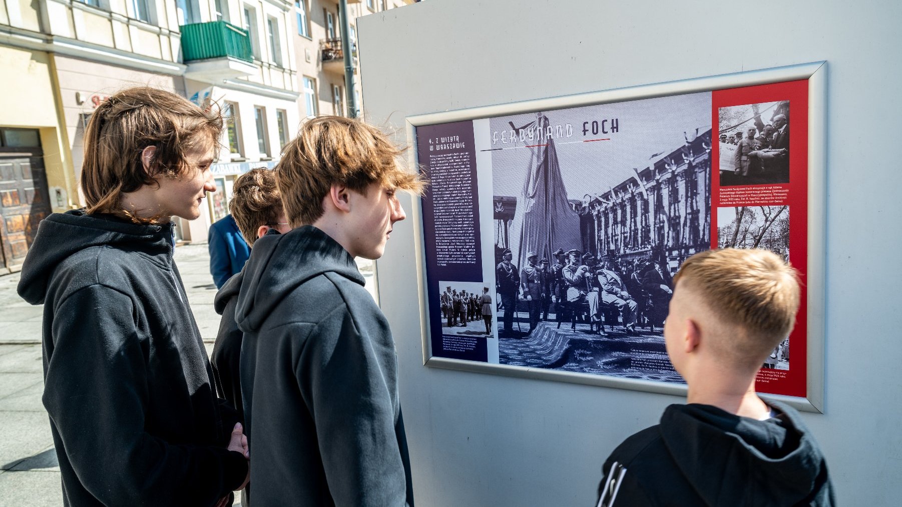 Galeria zdjęć przedstawia otwarcie wystawy o marszałku Fochu. Na fotografiach widać ludzi oglądającyh ekspozycję oraz plansze wystawy z tekstem i zdjęciami.