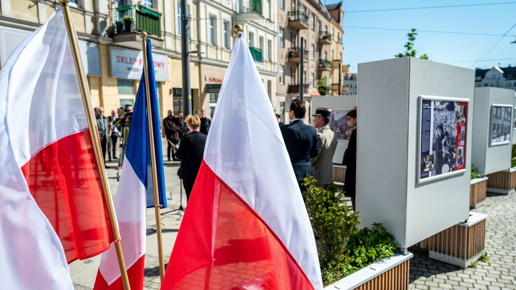 Galeria zdjęć przedstawia otwarcie wystawy o marszałku Fochu. Na fotografiach widać ludzi oglądającyh ekspozycję oraz plansze wystawy z tekstem i zdjęciami.