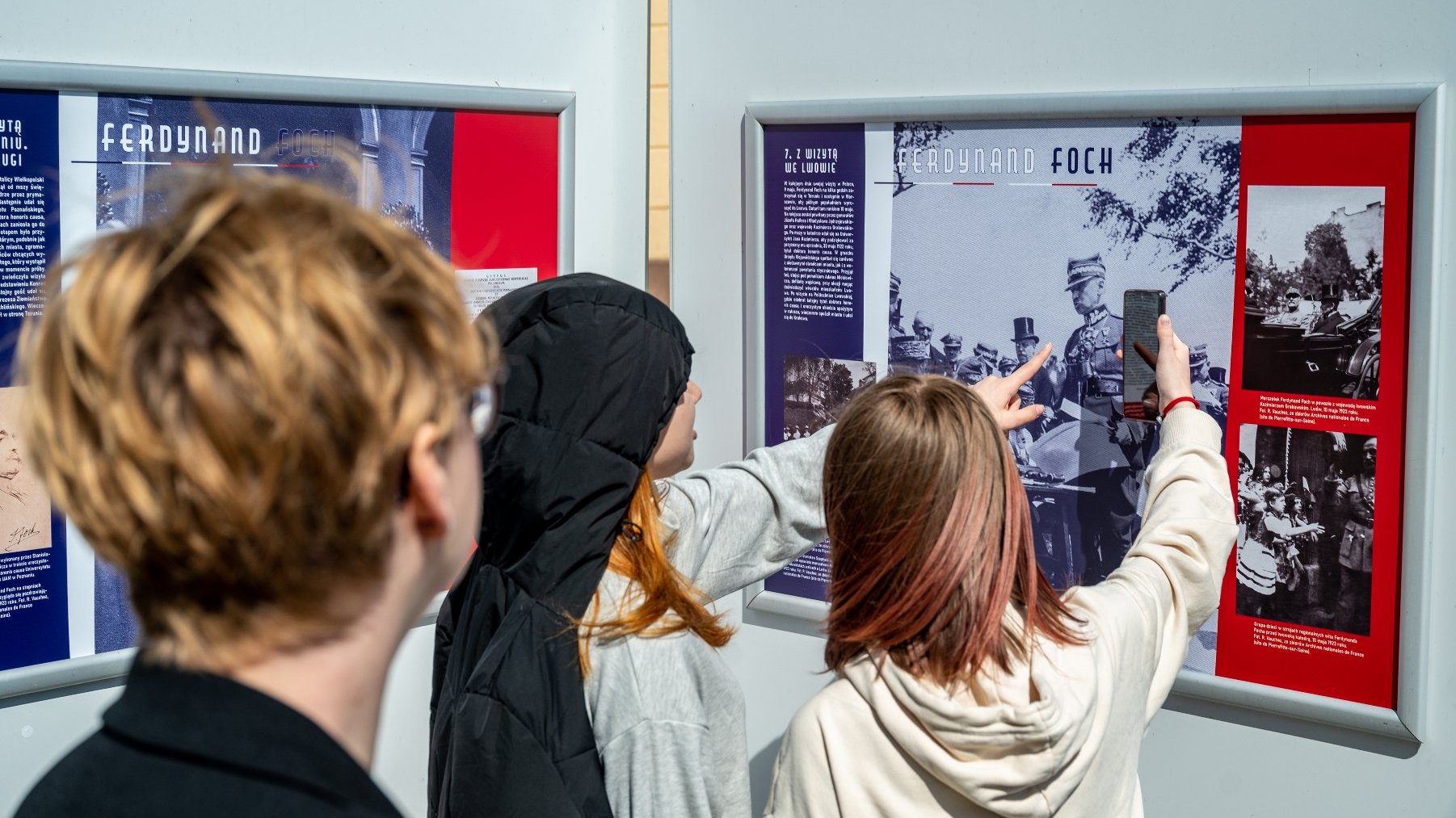 Galeria zdjęć przedstawia otwarcie wystawy o marszałku Fochu. Na fotografiach widać ludzi oglądającyh ekspozycję oraz plansze wystawy z tekstem i zdjęciami.