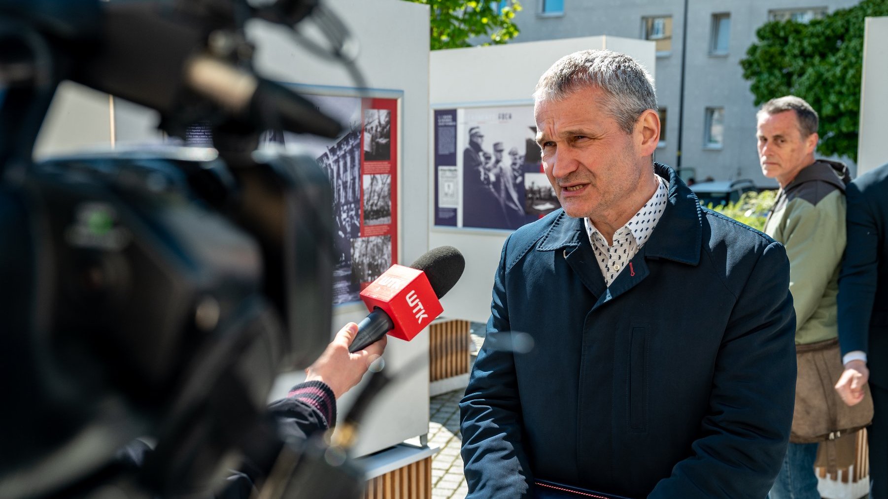 Galeria zdjęć przedstawia otwarcie wystawy o marszałku Fochu. Na fotografiach widać ludzi oglądającyh ekspozycję oraz plansze wystawy z tekstem i zdjęciami.