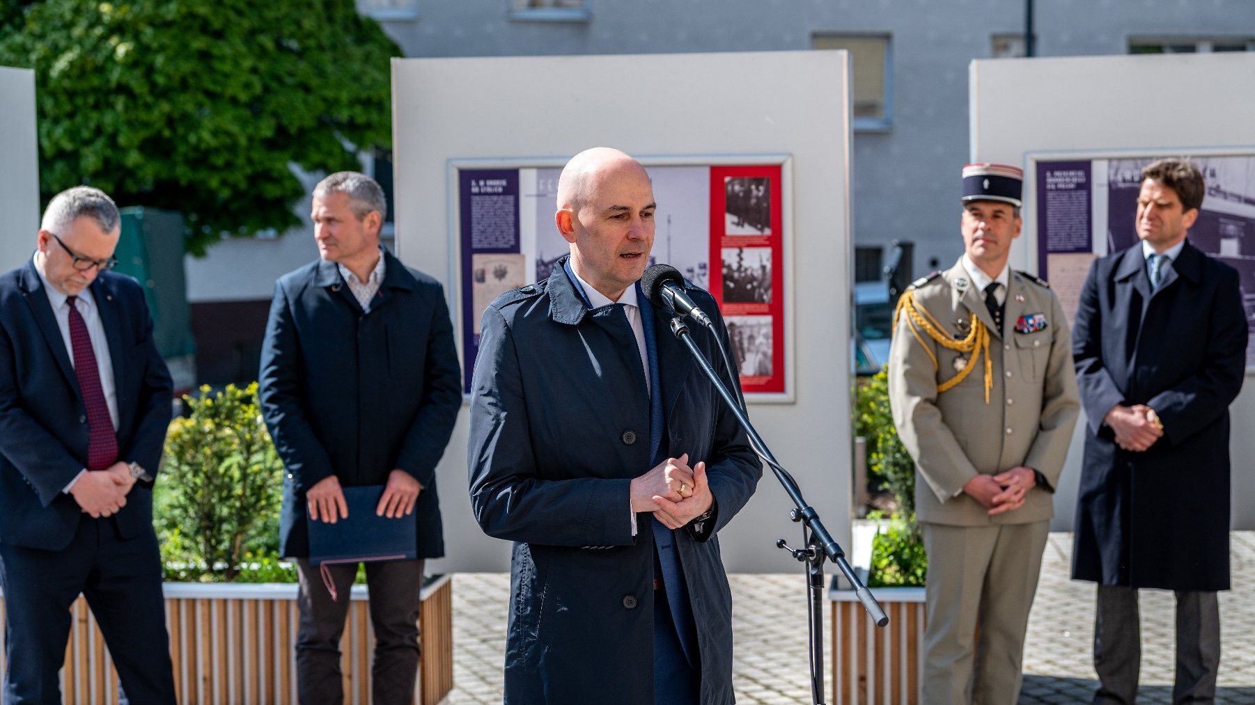 Galeria zdjęć przedstawia otwarcie wystawy o marszałku Fochu. Na fotografiach widać ludzi oglądającyh ekspozycję oraz plansze wystawy z tekstem i zdjęciami.