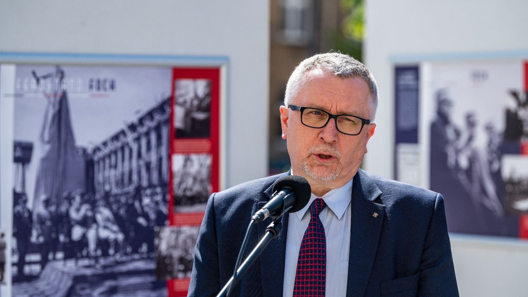 Galeria zdjęć przedstawia otwarcie wystawy o marszałku Fochu. Na fotografiach widać ludzi oglądającyh ekspozycję oraz plansze wystawy z tekstem i zdjęciami.