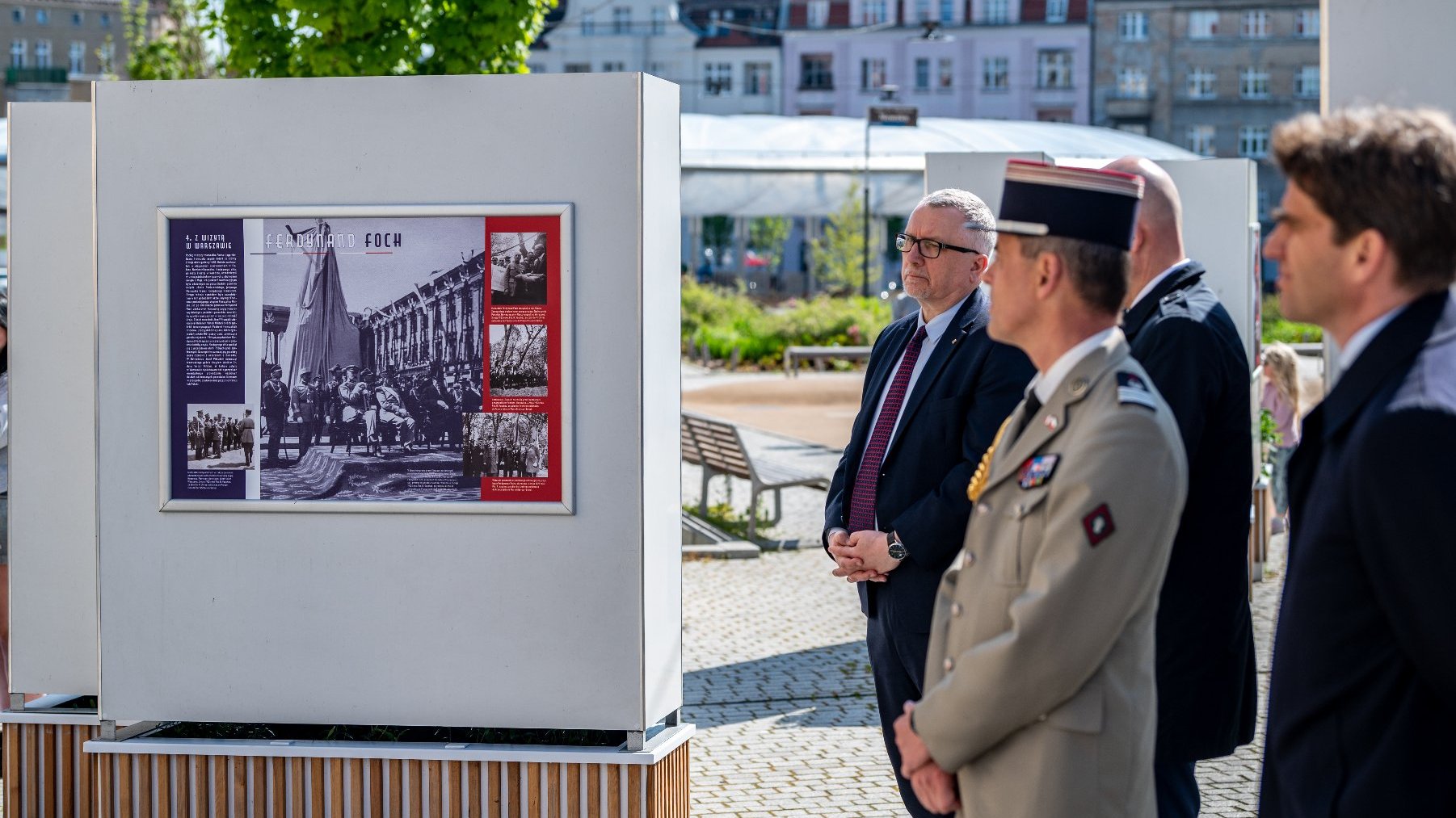 Galeria zdjęć przedstawia otwarcie wystawy o marszałku Fochu. Na fotografiach widać ludzi oglądającyh ekspozycję oraz plansze wystawy z tekstem i zdjęciami.