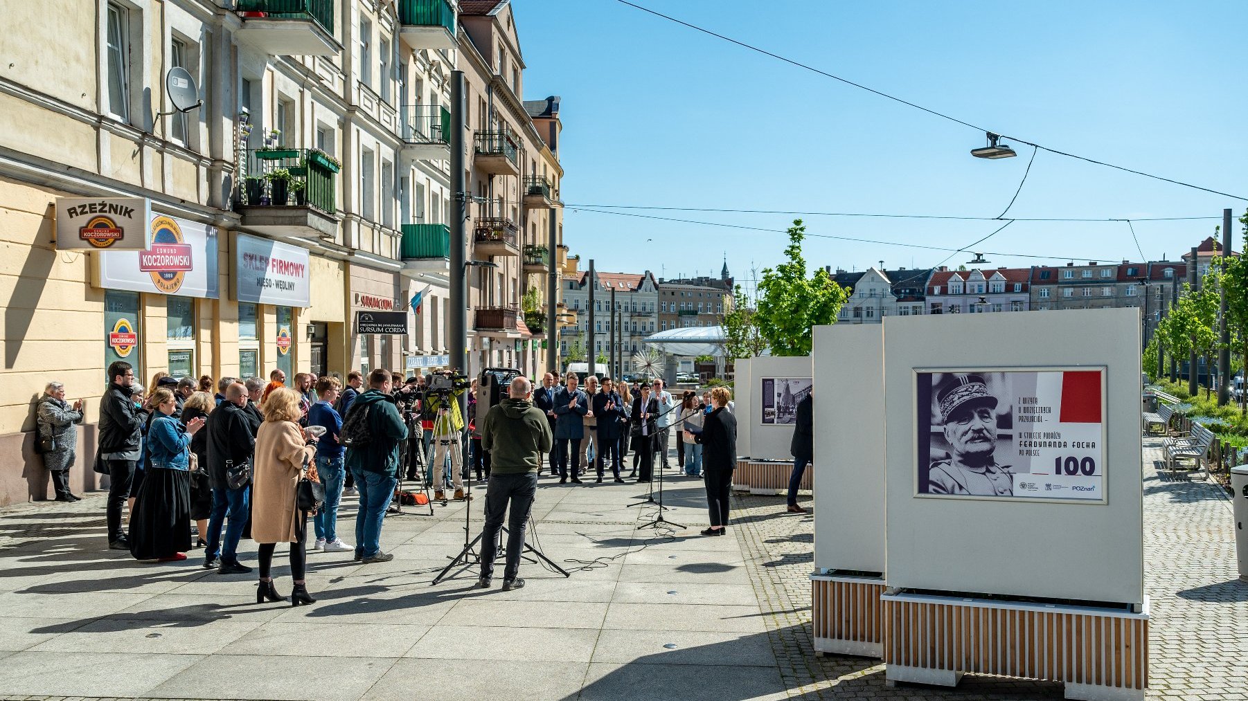 Galeria zdjęć przedstawia otwarcie wystawy o marszałku Fochu. Na fotografiach widać ludzi oglądającyh ekspozycję oraz plansze wystawy z tekstem i zdjęciami.