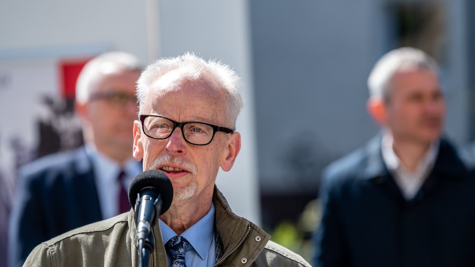 Galeria zdjęć przedstawia otwarcie wystawy o marszałku Fochu. Na fotografiach widać ludzi oglądającyh ekspozycję oraz plansze wystawy z tekstem i zdjęciami.