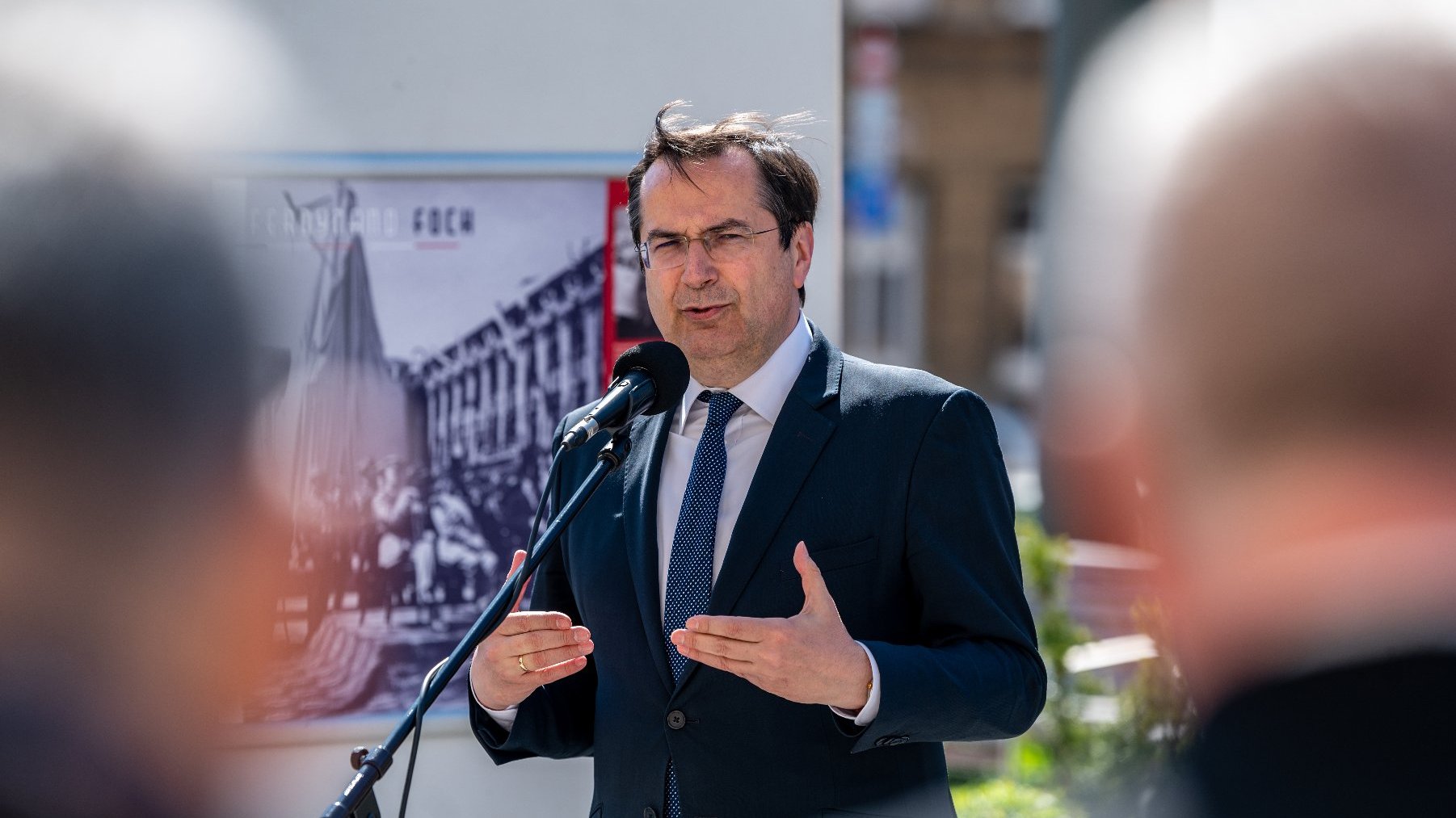 Galeria zdjęć przedstawia otwarcie wystawy o marszałku Fochu. Na fotografiach widać ludzi oglądającyh ekspozycję oraz plansze wystawy z tekstem i zdjęciami.