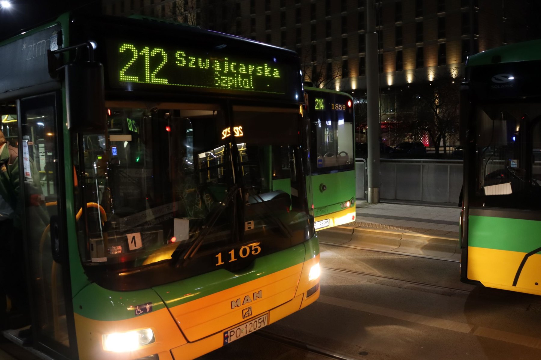 Autobus linii nocnej nr 212 - grafika artykułu