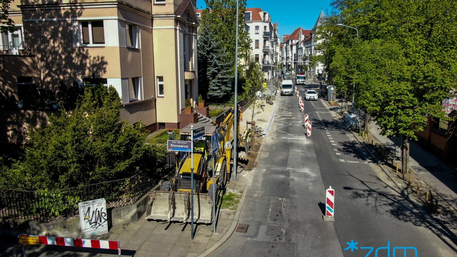 Prace przy remoncie chodnika po południowej stronie ul. Wyspiańskiego