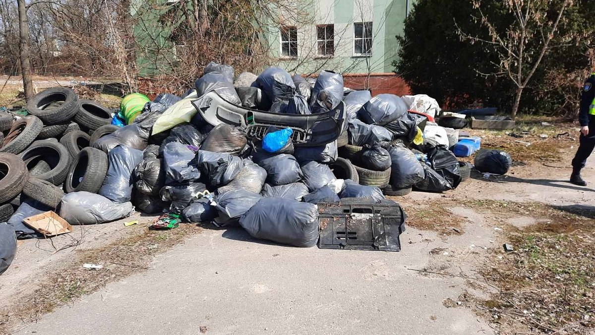 Na zdjęciu sterta śmieci z oponami