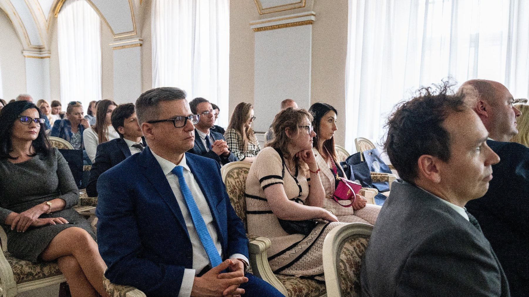 Na zdjęciu słuchacze konferencji naukowej zgromadzeni w sali białej