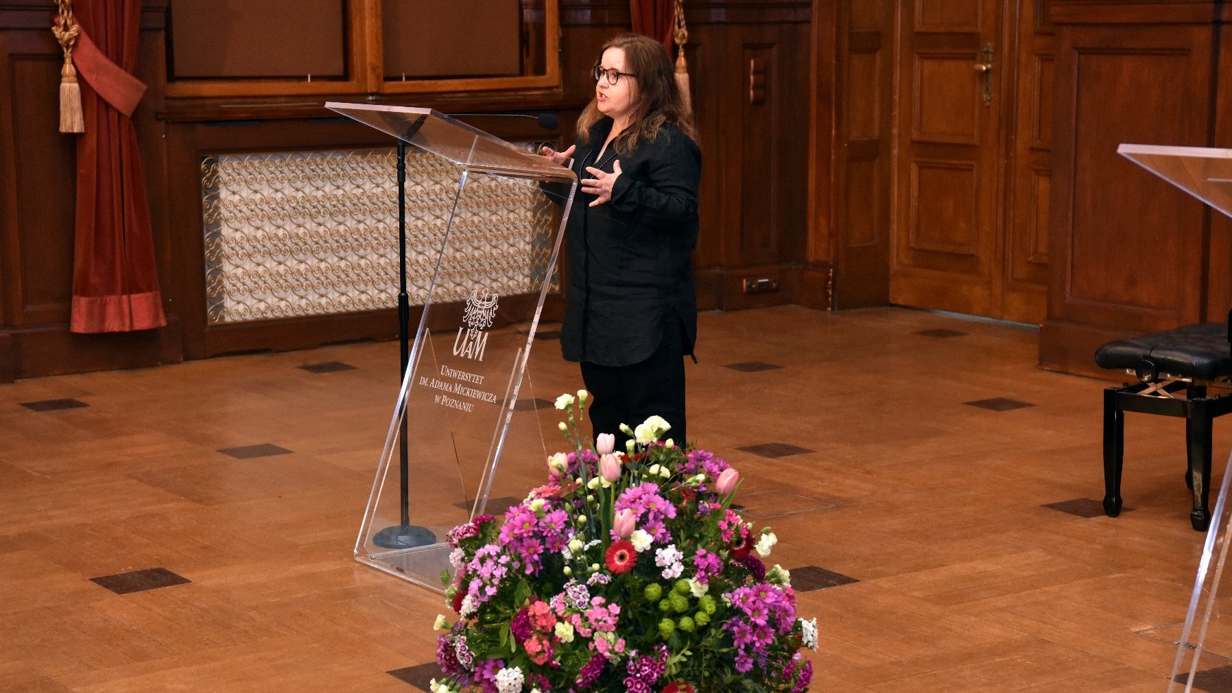 Na zdjęciu laureatka nagrody przy mównicy