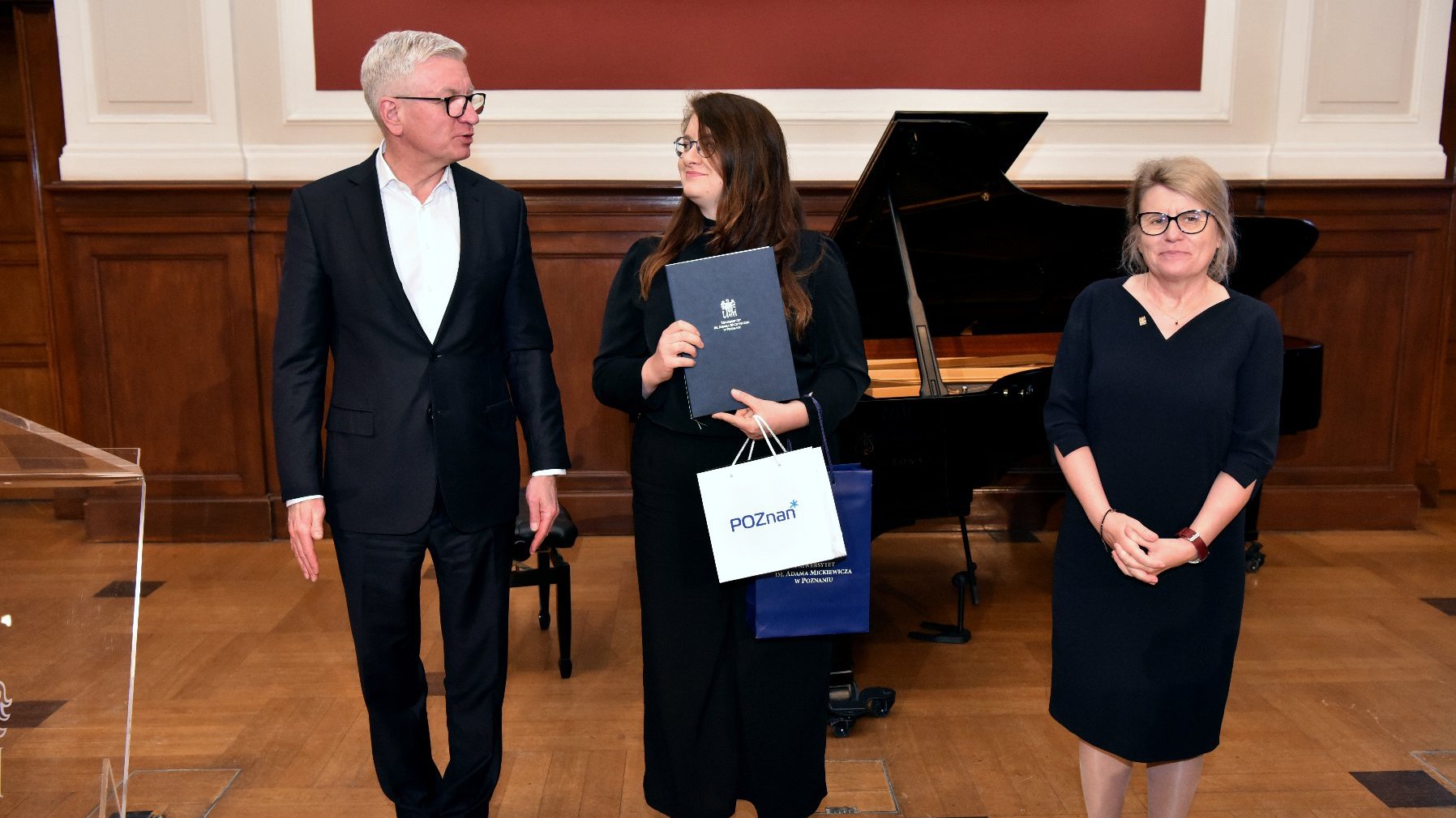 Na zdjęciu prezydent Poznania, rektorka UAM i laureatka stypendium