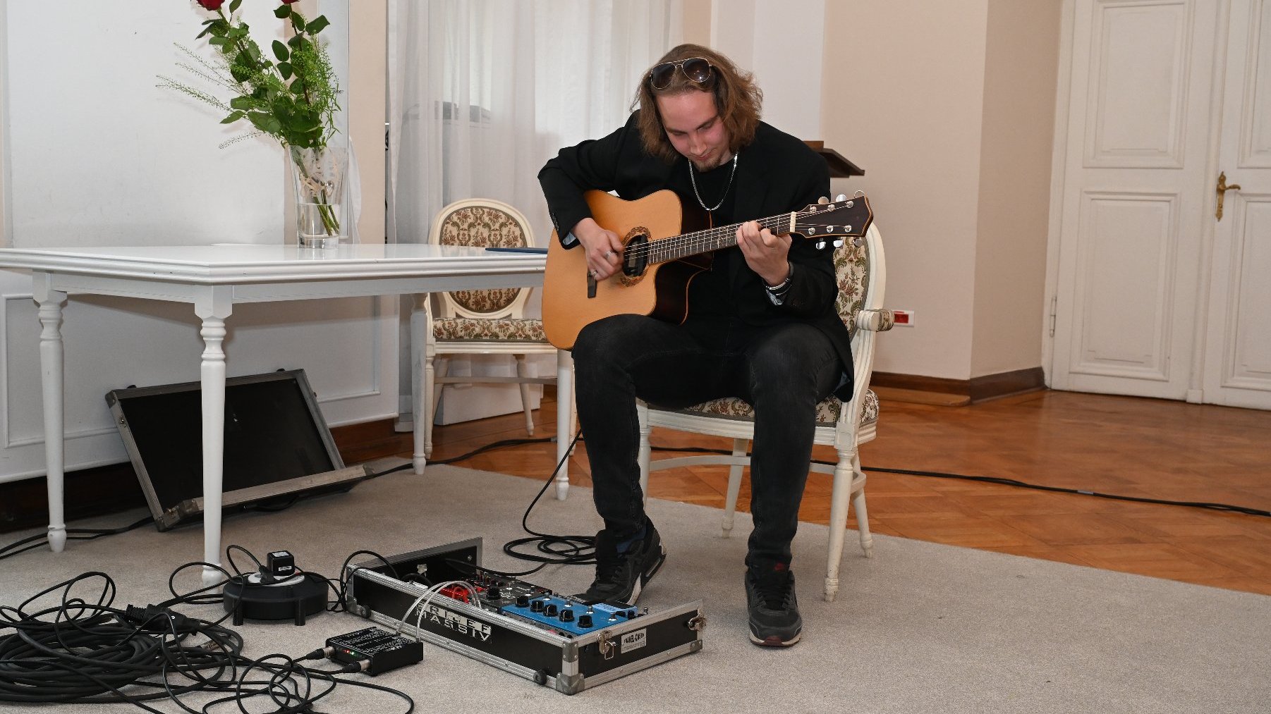 Na zdjęciu mężczyzna grający na gitarze