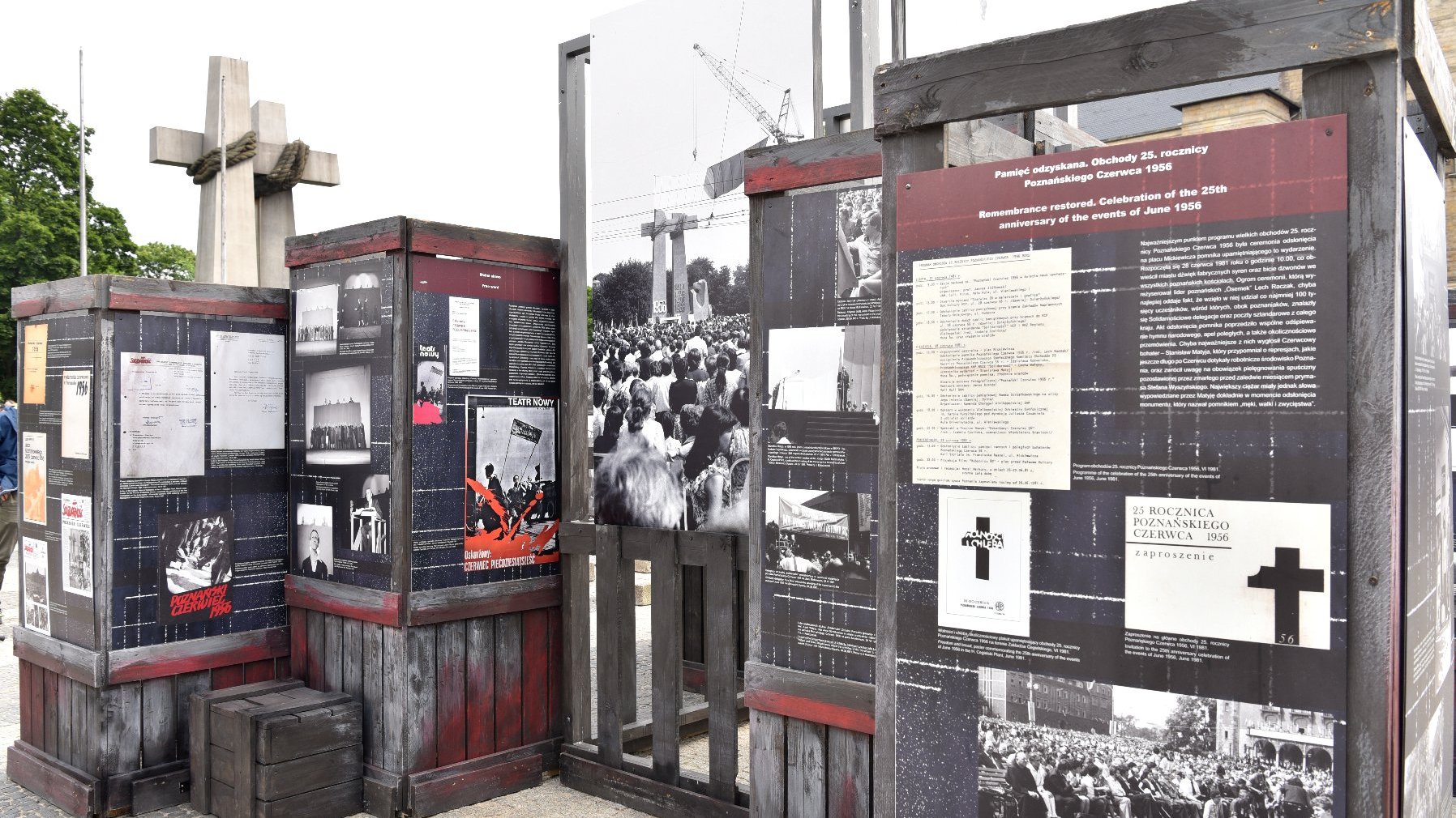 Na pierwszym planie wystawa, w tle pomnik Dwóch Krzyży na placu Mickiewicza