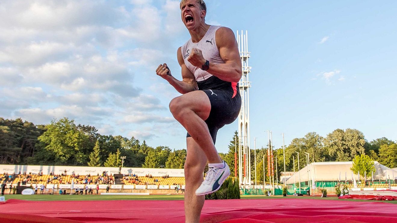 Piotr Lisek cieszący się z udanego skoku na Golęcinie