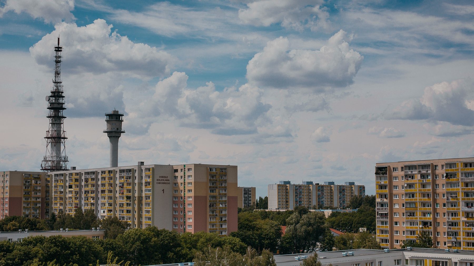 Panorama Piątkowa. Na zdjęciu widać bloki i charakterystyczną wieżę.