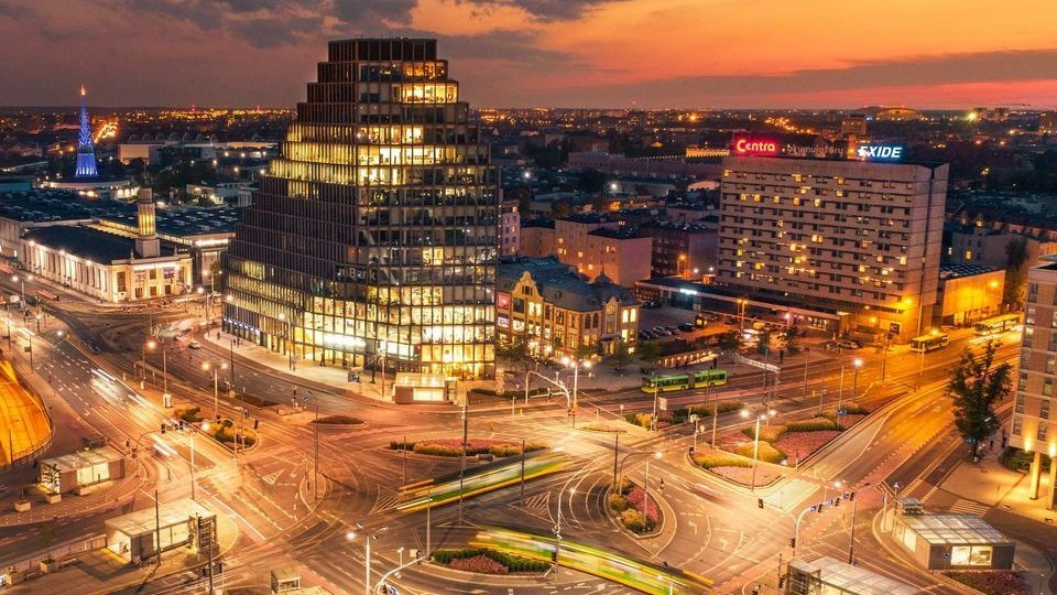 na zdjęciu panorama poznania nocą, w centrum Bałtyk - grafika artykułu