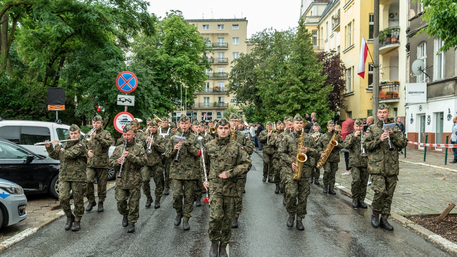 na zdjęciu orkiestra wojskowa maszerująca ulicami Pozania