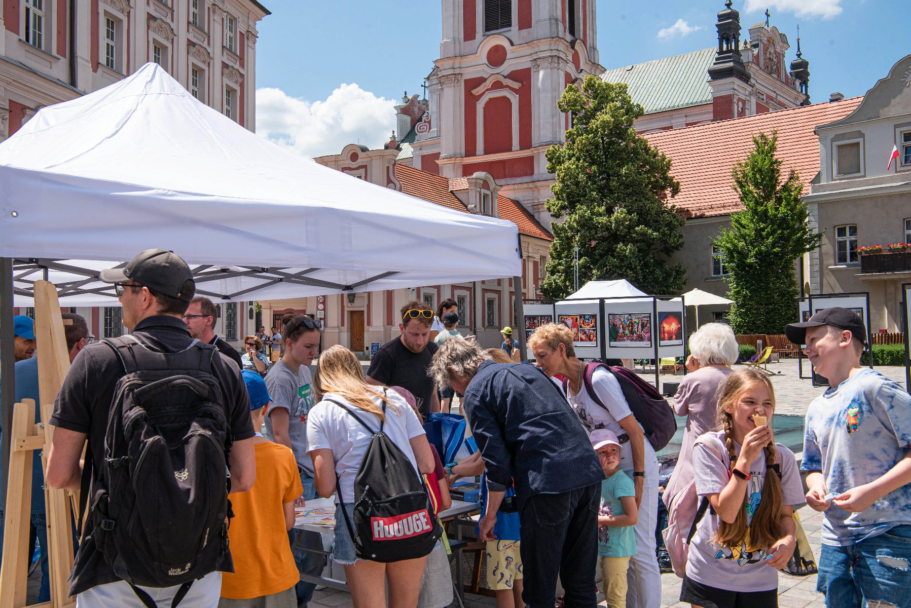 Na zdjęciu tłum ludzi przed stoiskiem - grafika artykułu