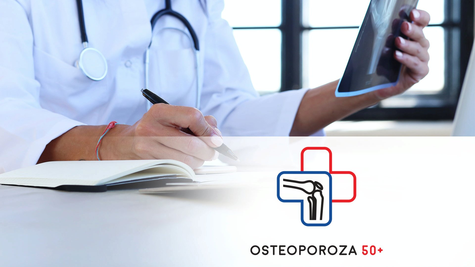 Grafika: widać ręce kogoś, kto pisze w zeszycie, drugą ręka trzymając zdjęcie RTG, poniżej napis: osteoporoza 50+ - grafika artykułu