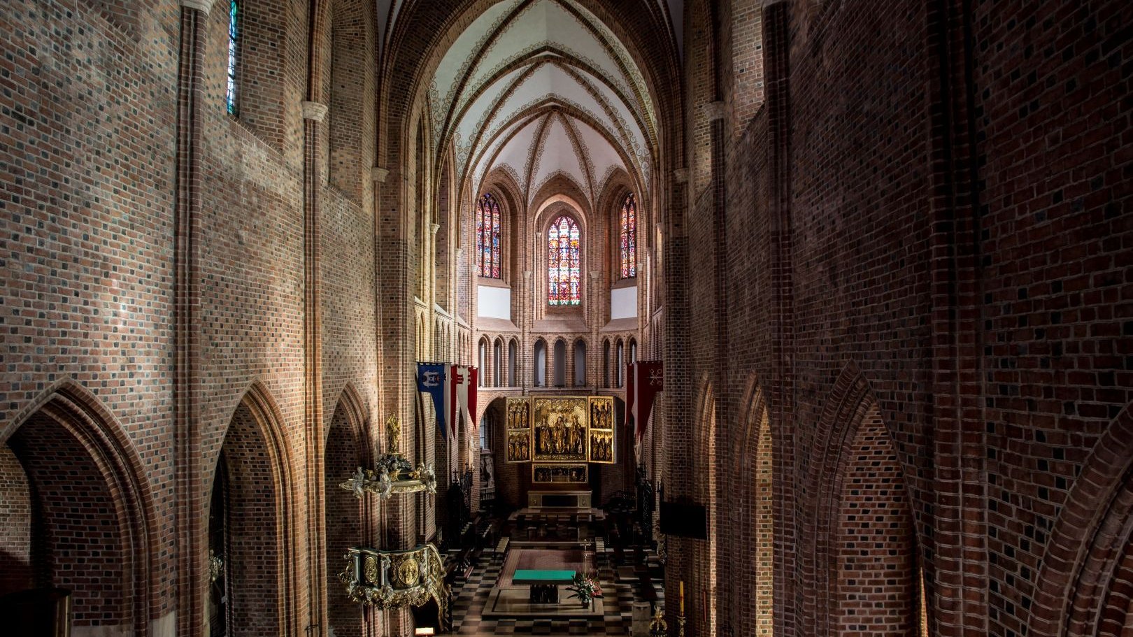 Zdjęcie przedstawia wnętrze katedry poznańskiej. Widok na główny ołtarz.