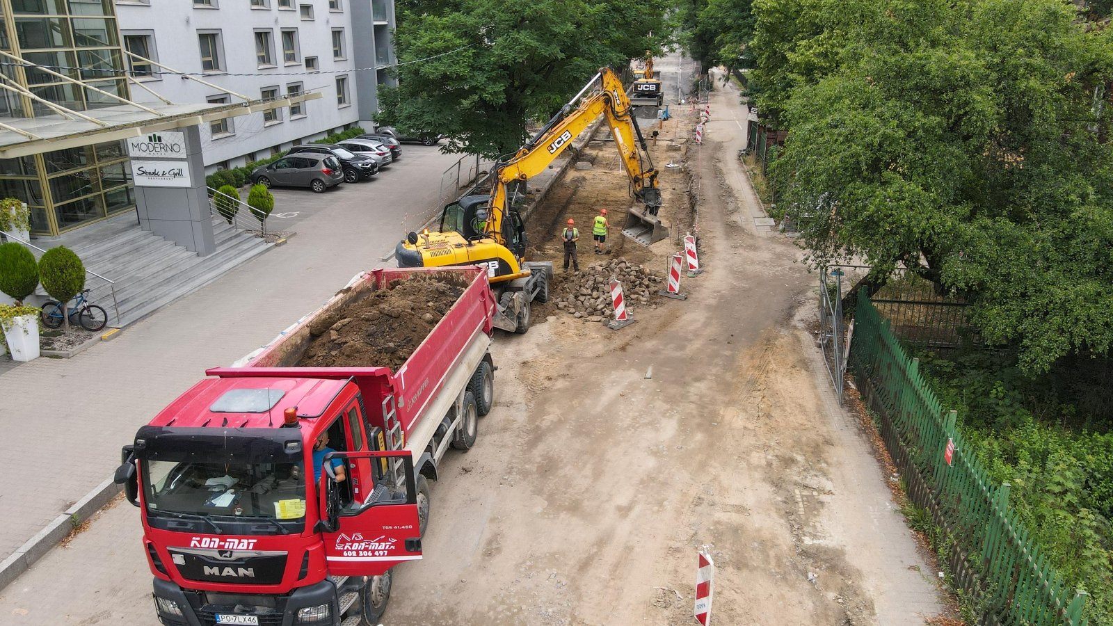 Galeria zdjęć przedstawia ulicę Kolejową. Na zdjęciach widać nowy bruk i nawierzchnię, a także nowe nasadzenia - drzewa i krzewy.