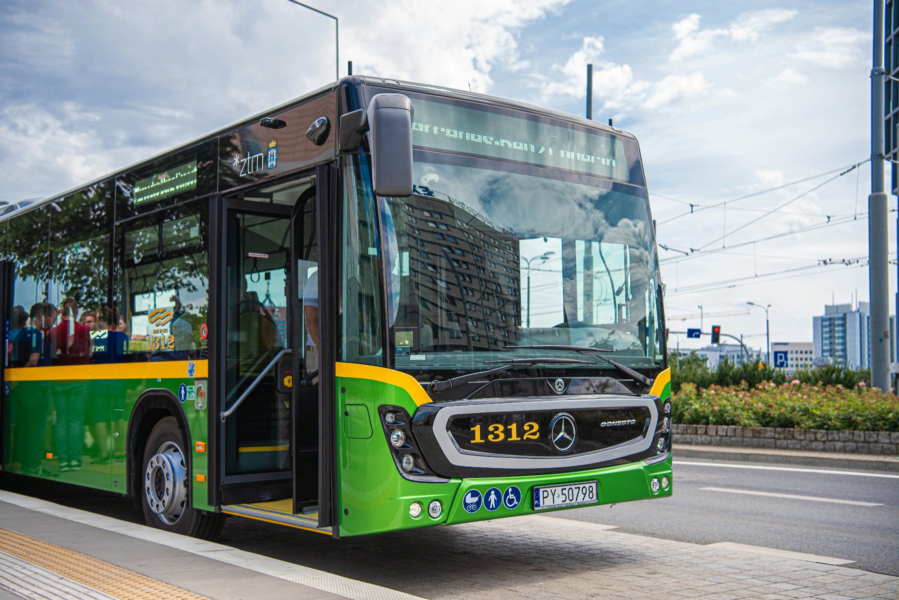 Na zdjęciu autobus stojący na przystanku - grafika artykułu