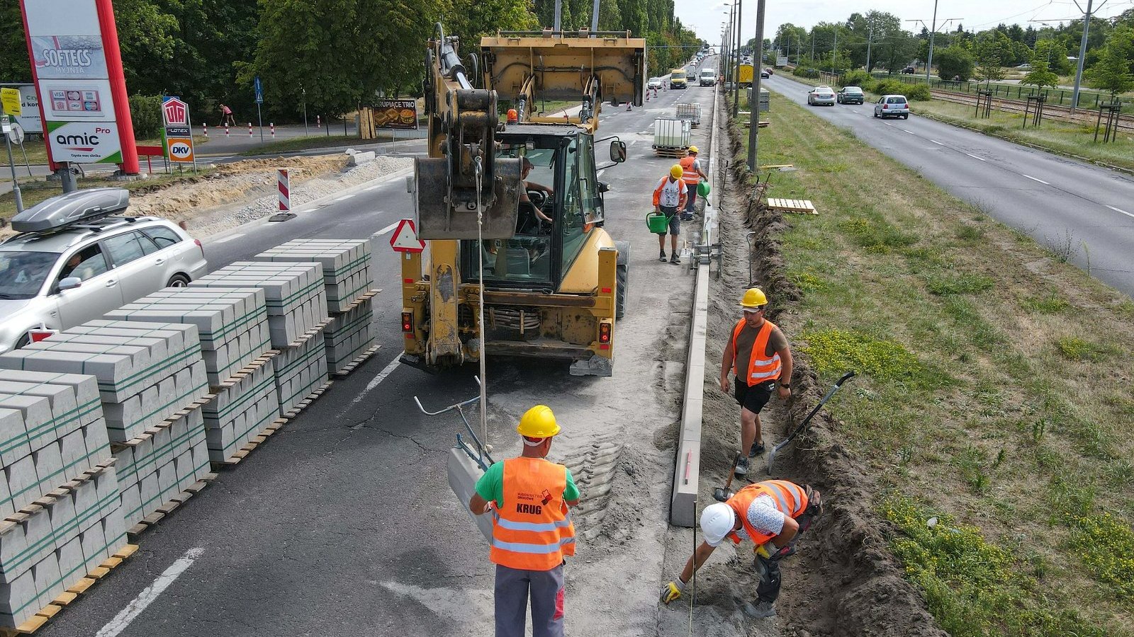 Na zdjeciu drogowcy podczas pracy, widać koparkę