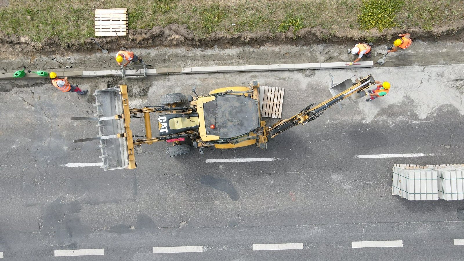 Na zdjęciu remont ulicy, widziana z góry koparka