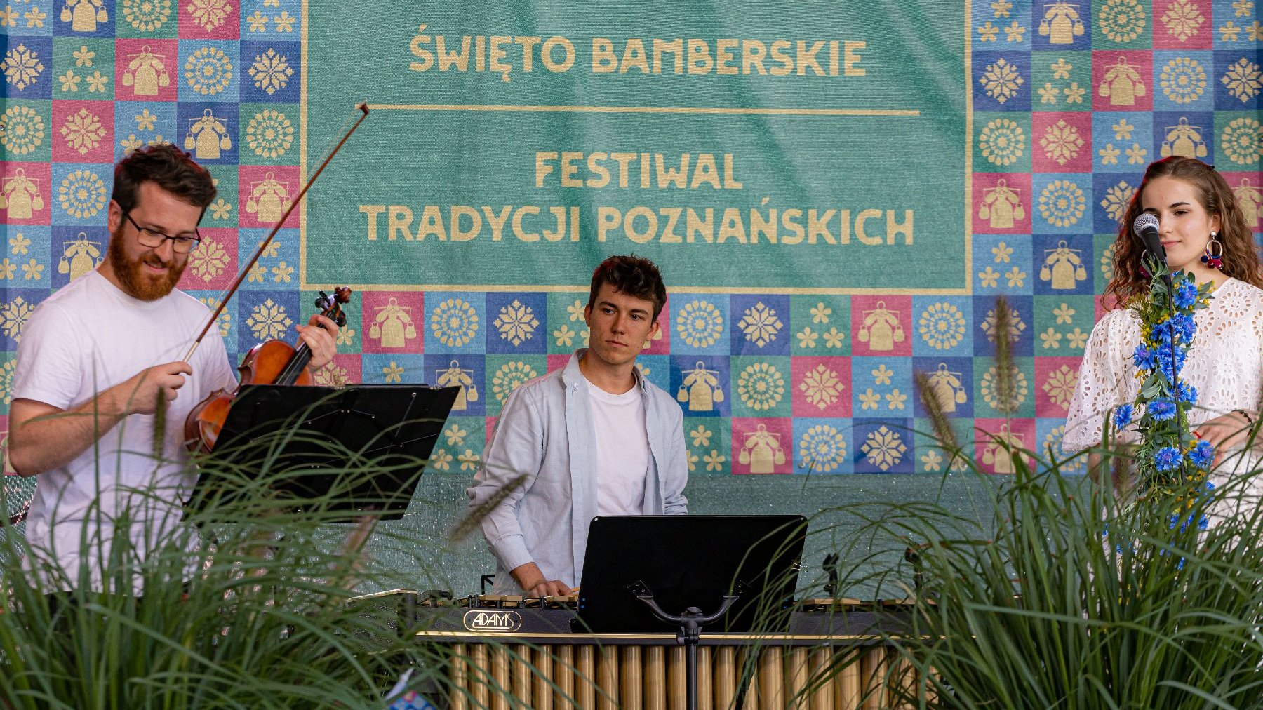 Na zdjeciu troje muzyków na scenie, w tle napis: święto bamberskie, festiwal tradycji poznańskich