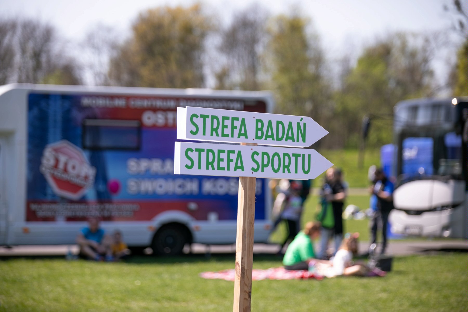 Na zdjęciu drogowskaz z napisem: strefa badań, strefa sportu - grafika artykułu