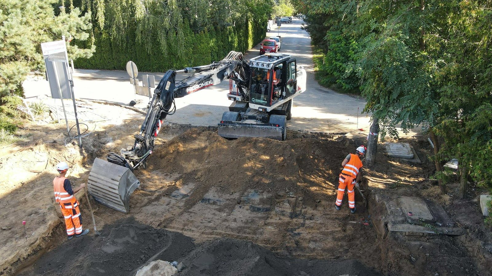 Na zdjęciu remontowana ulica, na pierwszym planie koparka