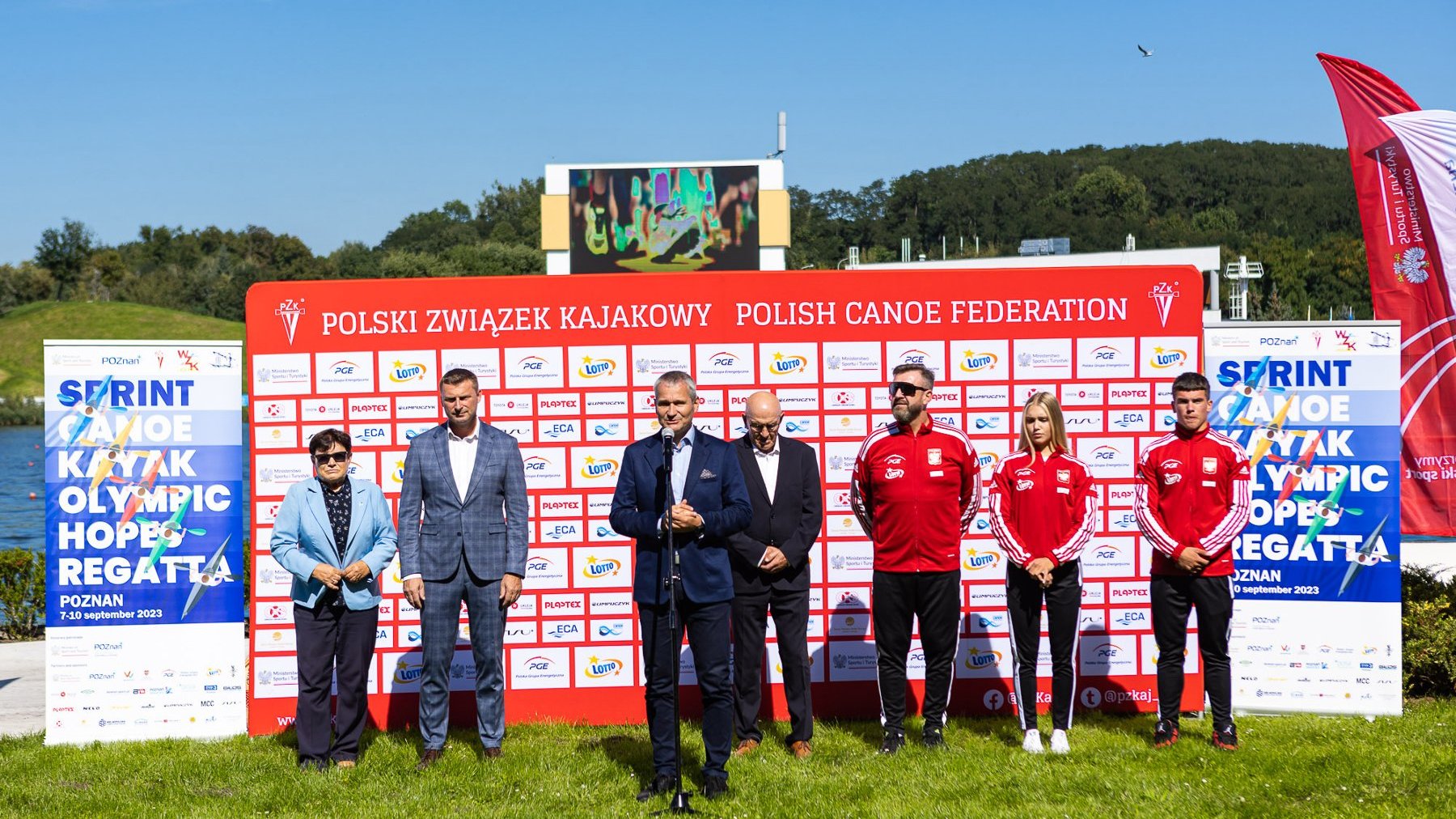 Na zdjęciu uczestnicy konferencji prasowej pod ścianką Polskiego Związku Kajakowego