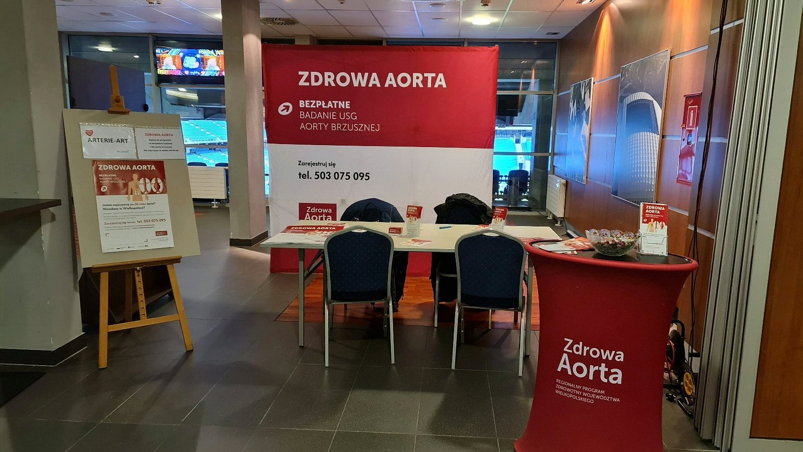 Na zdjęciu stoisko informacyjne, widać baner z napisem: zdrowa aorta - grafika artykułu