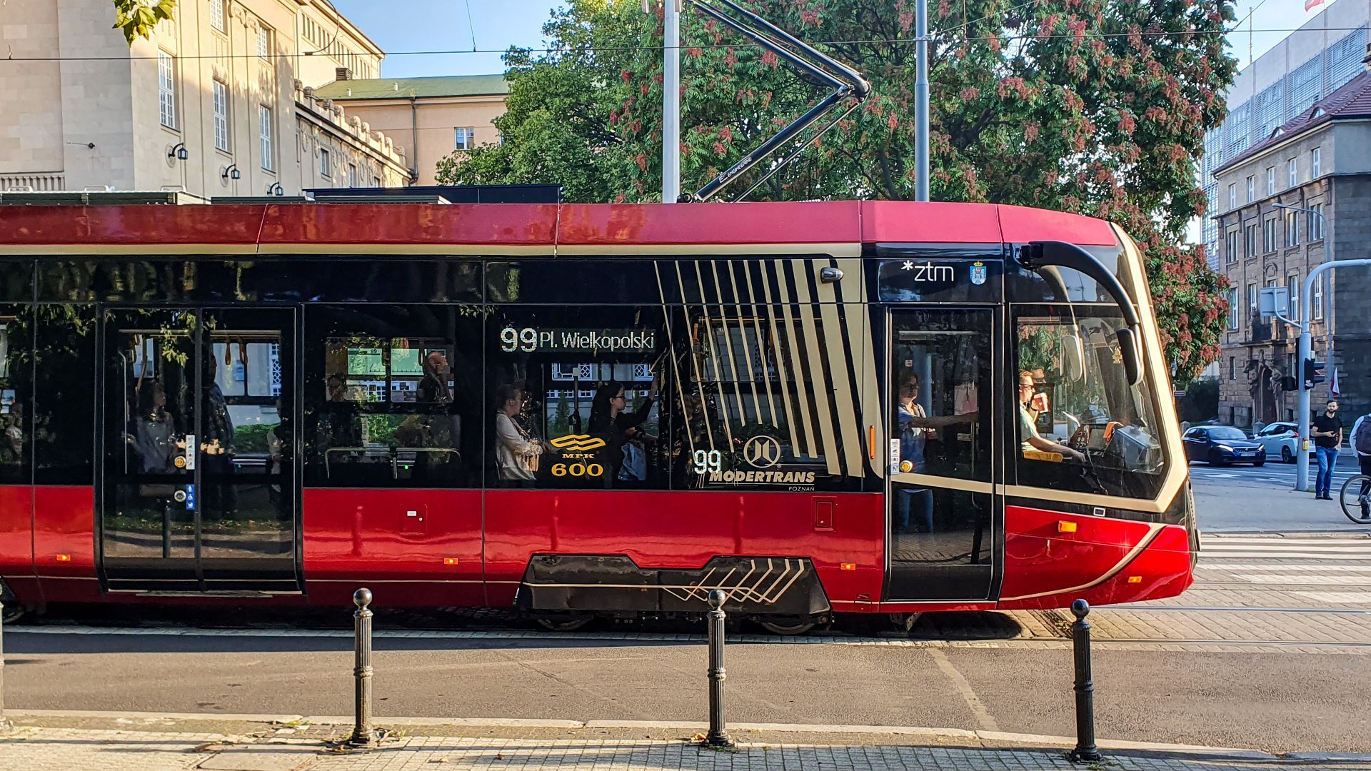 Na zdjęciu czerwony tramwaj w centrum miasta