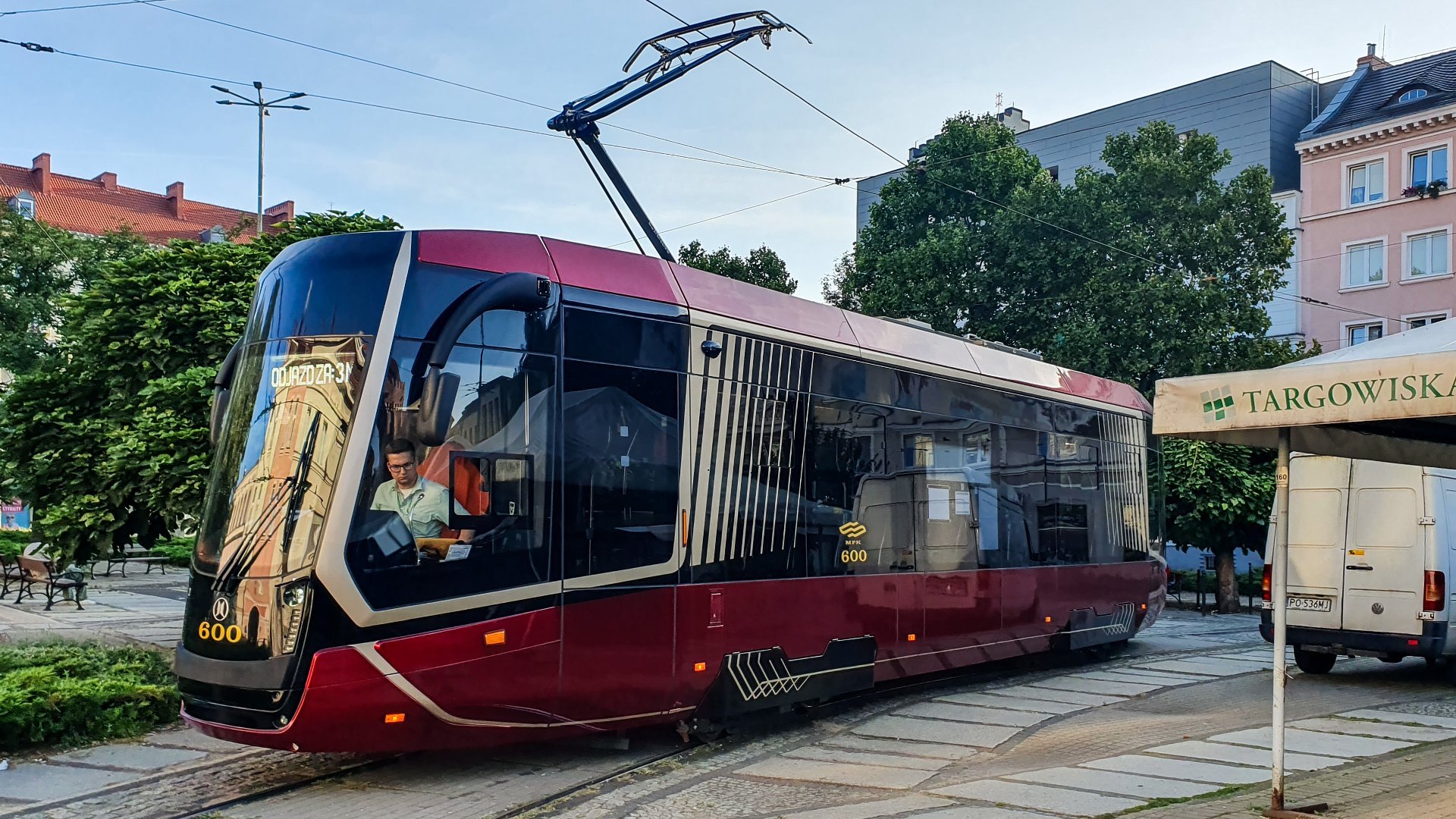 Na zdjęciu czerwony tramwaj na placu Wielkopolskim