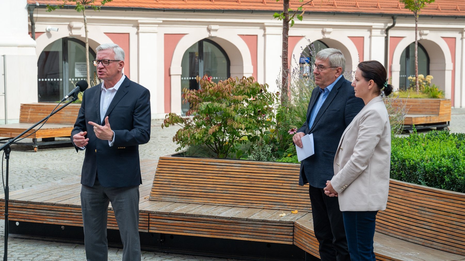 Zdjęcie z briefingu z prezydentem Jackiem Jaśkowiakiem, przewodniczącym Rady Miasta Grzegorzem oraz radną miejską, Marią Lisiecką-Pawełczak