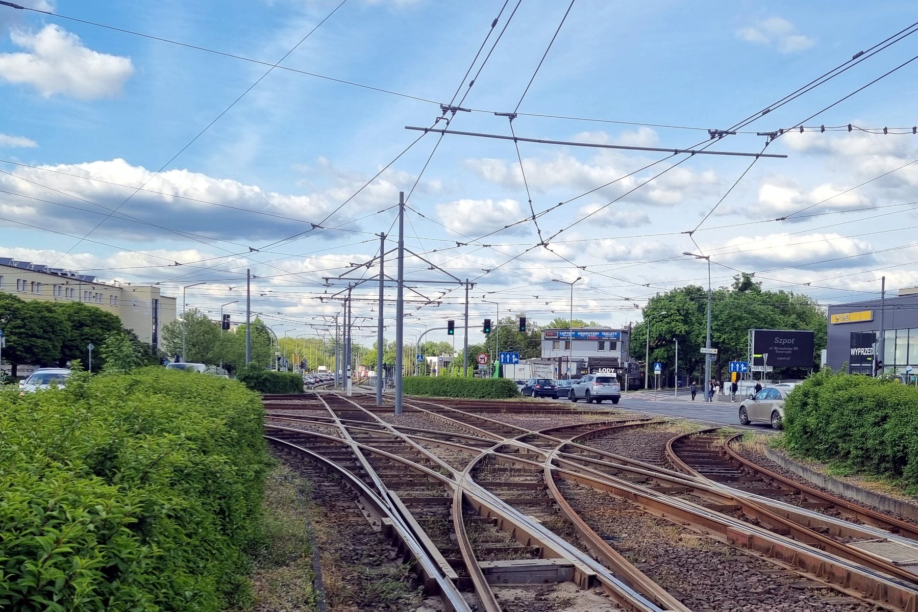 Skrzyżowanie torowiska przy ul. Jana Pawła II z ul. Kórnicką i widoczna nad nim sieć trakcyjna - grafika artykułu