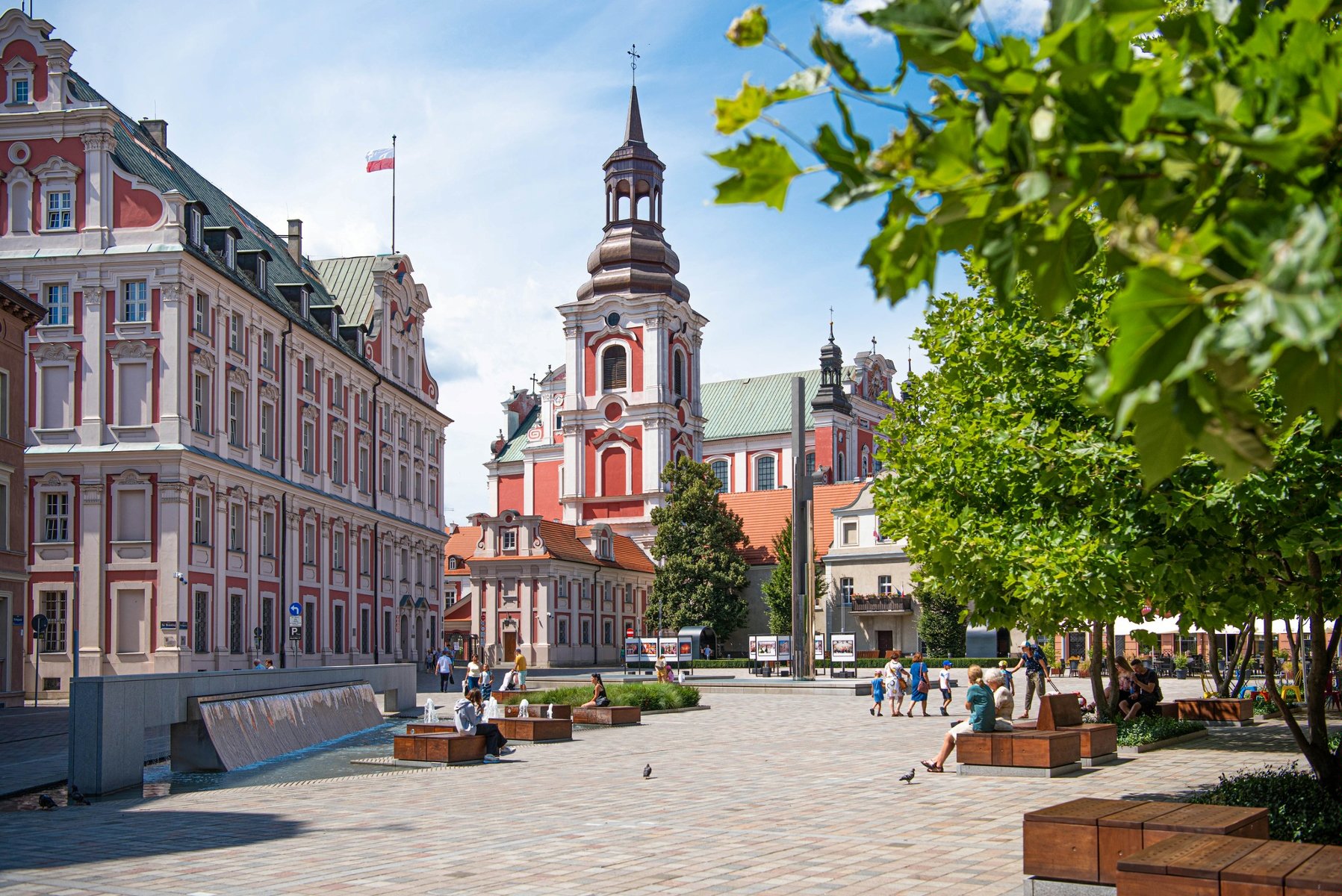 Plac Kolegiacki. Widok na płytę placu i budynek urzędu miasta oraz poznańską farę. - grafika artykułu