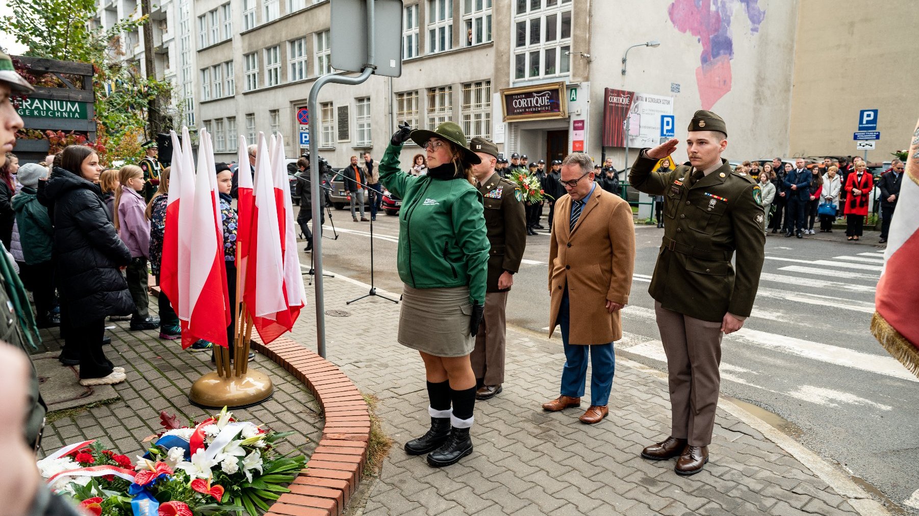 Galeria zdjęć przedstawia obchody rocznicy wybuchu Powstania Węgierskiego, podczas których złożono kwiaty pod tablicami upamiętniającymi Pétera Mansfelda i Romka Strzałkowskiego.