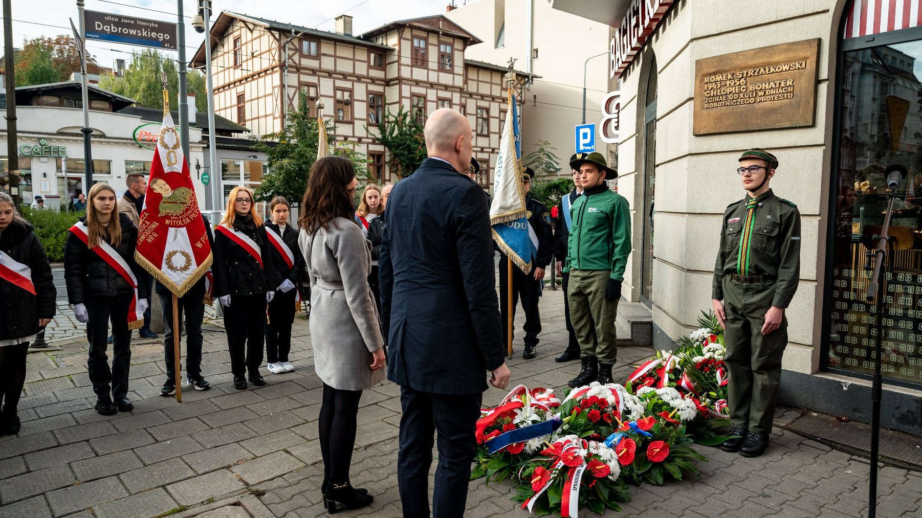 Galeria zdjęć przedstawia obchody rocznicy wybuchu Powstania Węgierskiego, podczas których złożono kwiaty pod tablicami upamiętniającymi Pétera Mansfelda i Romka Strzałkowskiego.