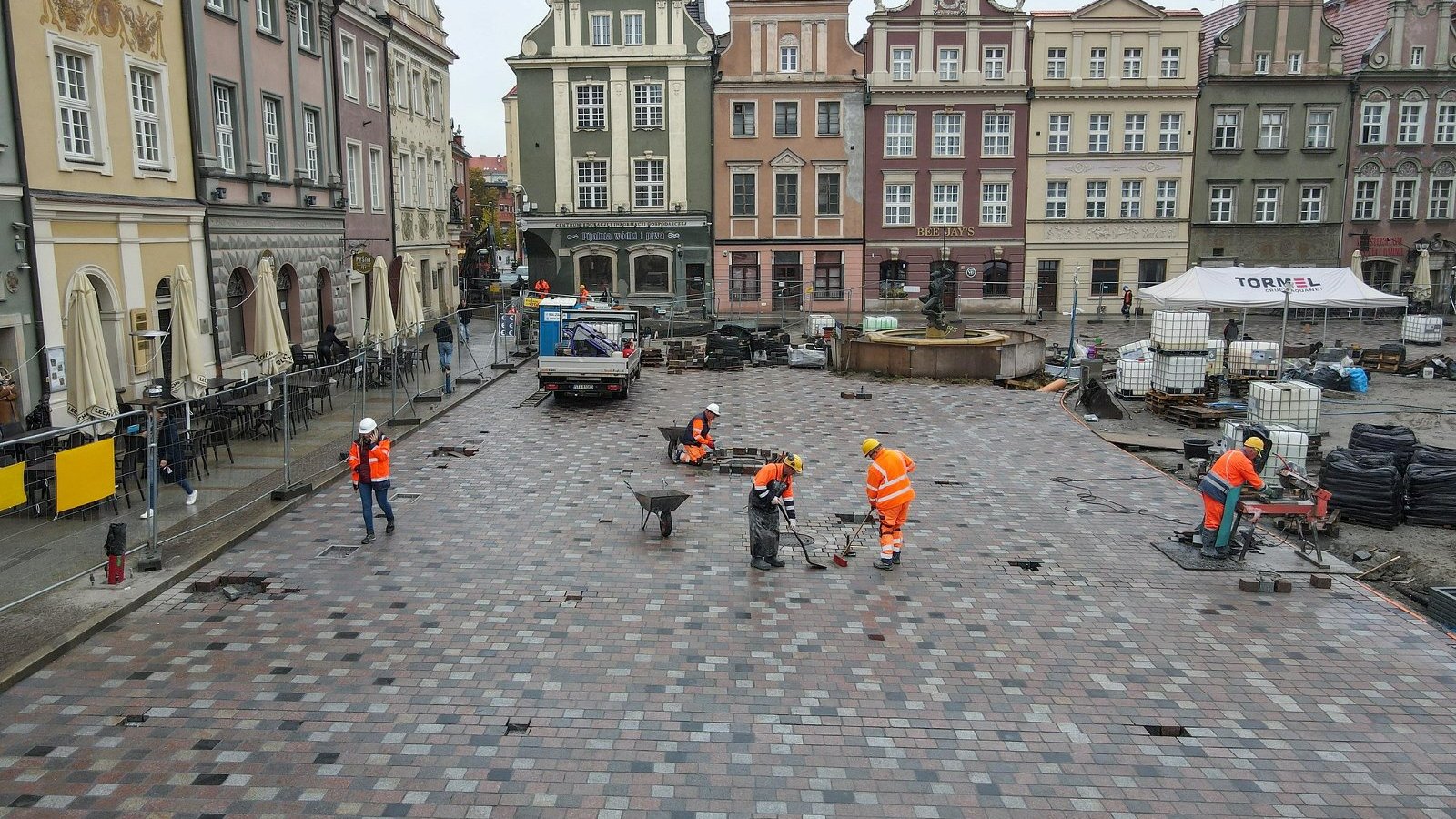 na zdjęciu robotnicy pracujący na Starym Rynku